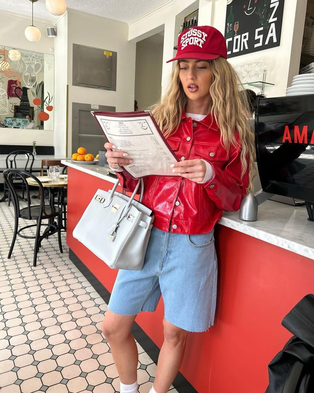 Emili Sindlev chọn phong cách menswear khi diện quần Bermuda denim với áo khoác da biker. Phom dáng quần cứng cáp cùng tone đỏ rực rỡ của áo khoác và mũ lưỡi trai giúp fashionista người Đan Mạch trông “chất” hơn hẳn. Emili Sindlev chọn phong cách menswear khi diện quần Bermuda denim với áo khoác da biker. Phom dáng quần cứng cáp cùng tone đỏ rực rỡ của áo khoác và mũ lưỡi trai giúp fashionista người Đan Mạch trông “chất” hơn hẳn.