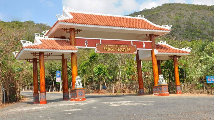 Có thể nói khu căn cứ Minh Đạm là một điểm du lịch văn hóa mà bất kỳ ai đã đến Long Hải cũng phải ghé qua. Có thể nói khu căn cứ Minh Đạm là một điểm du lịch văn hóa mà bất kỳ ai đã đến Long Hải cũng phải ghé qua.