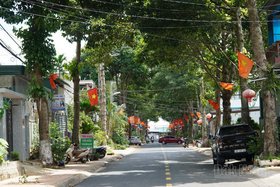 Mỗi dịp lễ, tết, người dân thị trấn Đắk Mil, huyện Đắk Mil, Đắk Nông đồng loạt treo cờ Tổ quốc để thêm tự hào về truyền thống dân tộc, giá trị của hòa bình, độc lập. Mỗi dịp lễ, tết, người dân thị trấn Đắk Mil, huyện Đắk Mil, Đắk Nông đồng loạt treo cờ Tổ quốc để thêm tự hào về truyền thống dân tộc, giá trị của hòa bình, độc lập.