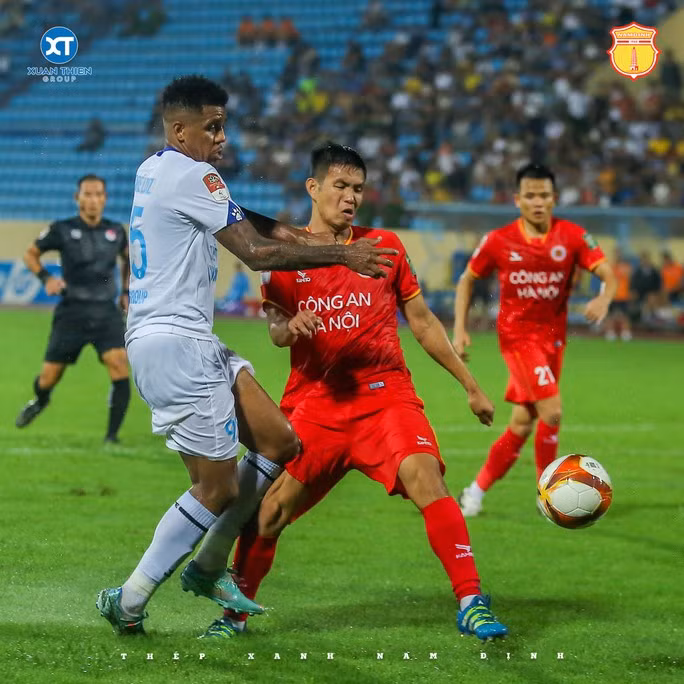 Thắng ở phút bù giờ, Công an Hà Nội trở lại ngôi đầu V-League 2023 - Ảnh 2. Thép Xanh Nam Định tạo nhiều vất vả cho Công an Hà Nội
