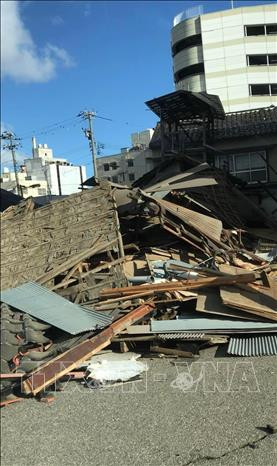 Một ngôi nhà bằng gỗ bị động đất biến thành đống gỗ vụn. Ảnh: TTXVN