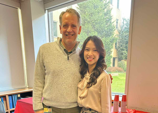 Ly và Giáo sư Douglas Robinson ở Trường ĐH Johns Hopkins (Mỹ). Ảnh: NVCC