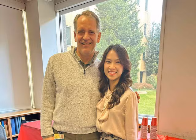 Ly và Giáo sư Douglas Robinson ở Trường ĐH Johns Hopkins (Mỹ). Ảnh: NVCC