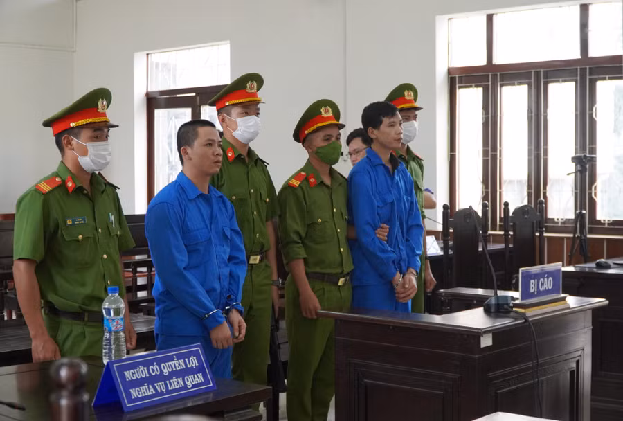 Bị cáo Hứa Văn Bắc và Trần Văn Thọ tại phiên toà xét xử chiều 5/9/2024. Ảnh: HB