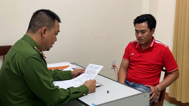 Công an tỉnh Quảng Ngãi làm việc với bị can Phạm Huỳnh Minh Thịnh, huấn luyện viên dạy võ Taekwondo. Ảnh: T.S