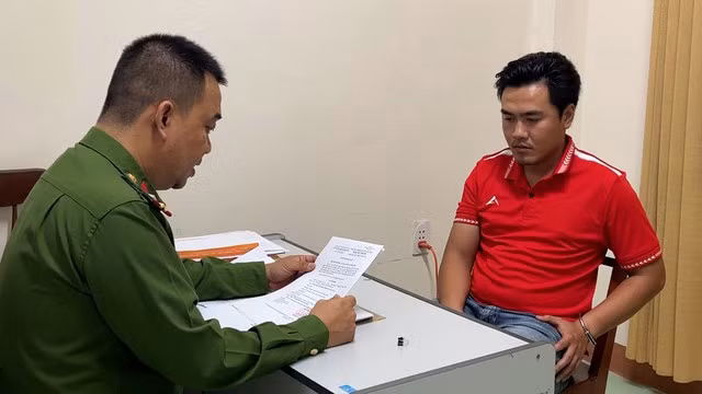 Công an tỉnh Quảng Ngãi làm việc với bị can Phạm Huỳnh Minh Thịnh, huấn luyện viên dạy võ Taekwondo. Ảnh: T.S