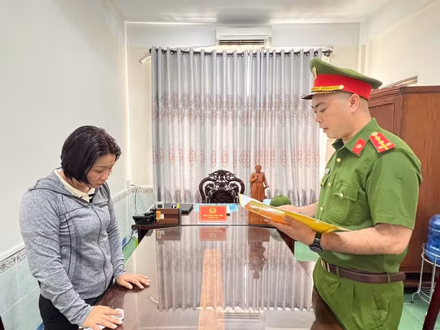 Công an đọc lệnh bắt tạm giam Võ Thị Viễn. Ảnh: Công an Quảng Ngãi