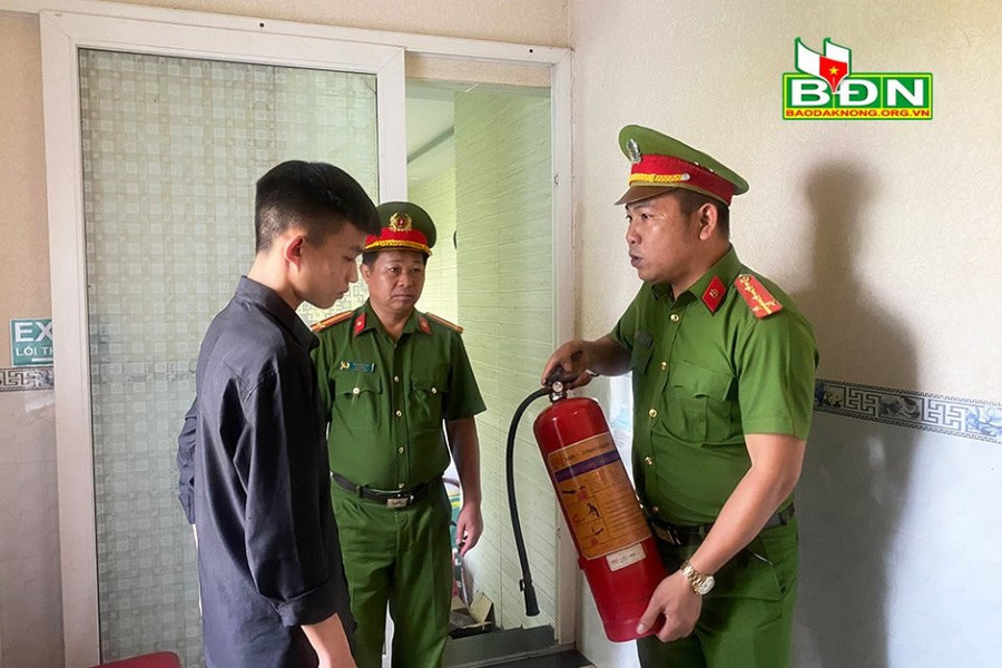 Lực lượng chức năng kiểm tra bình chữa cháy của một quán karaoke trên địa bàn Đắk R'lấp, tỉnh Đắk Nông. Ảnh: baodaknong.vn Lực lượng chức năng kiểm tra bình chữa cháy của một quán karaoke trên địa bàn Đắk R'lấp, tỉnh Đắk Nông. Ảnh: baodaknong.vn