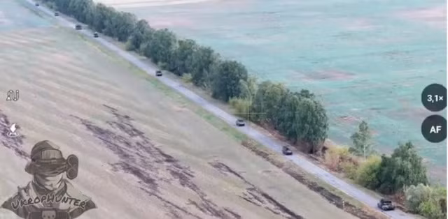 Hình ảnh trích từ video do một tài khoản thân Nga đăng tải cho thấy nhiều phương tiện đang lao về phía làng Snagost ở vùng Kursk của Nga vào ngày 10-9. Ảnh: ABC News