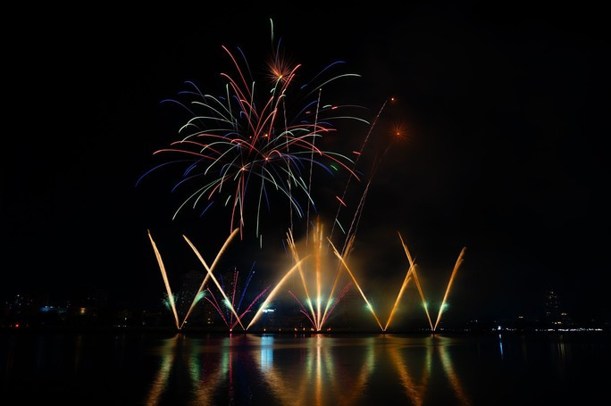 Với chủ đề “Tình yêu không biên giới”, đêm thi thứ hai của Lễ hội Pháo hoa Quốc tế Đà Nẵng DIFF 2023 đã đưa du khách trải qua những cung bậc cảm xúc tình yêu, từ những màn trình diễn pháo hoa mãn nhãn cho đến các tiết mục nghệ thuật thú vị đến từ các nghệ sĩ Việt Nam và quốc tế Với chủ đề “Tình yêu không biên giới”, đêm thi thứ hai của Lễ hội Pháo hoa Quốc tế Đà Nẵng DIFF 2023 đã đưa du khách trải qua những cung bậc cảm xúc tình yêu, từ những màn trình diễn pháo hoa mãn nhãn cho đến các tiết mục nghệ thuật thú vị đến từ các nghệ sĩ Việt Nam và quốc tế