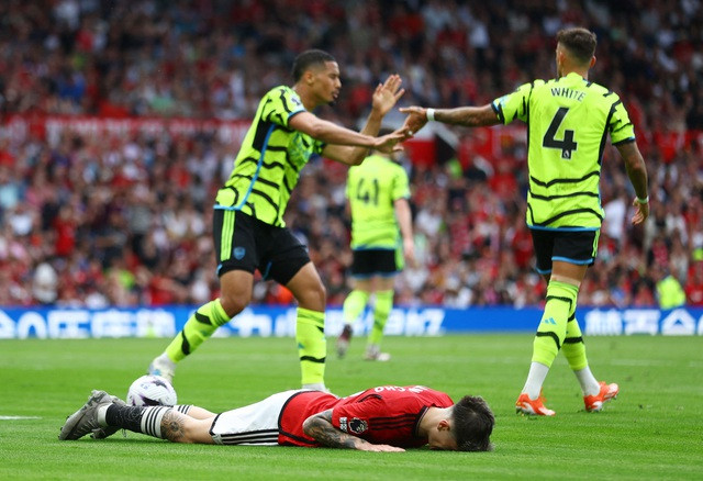 Arsenal trở lại ngôi đầu, duy trì hy vọng tranh ngôi vô địch. Arsenal trở lại ngôi đầu, duy trì hy vọng tranh ngôi vô địch.