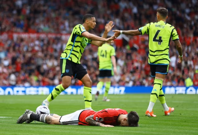 Arsenal trở lại ngôi đầu, duy trì hy vọng tranh ngôi vô địch.