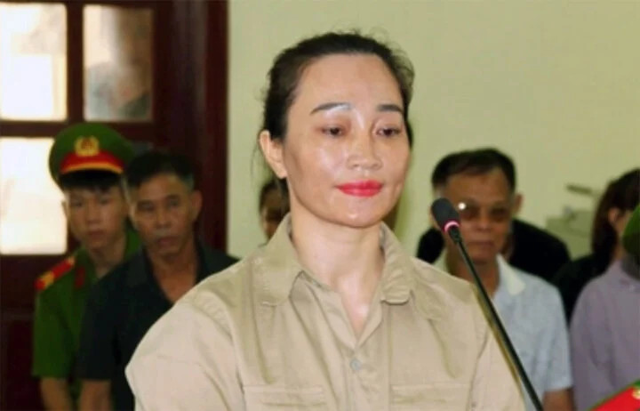 Cô đồng Trương Thị Hương bị HĐXX tuyên phạt 7 năm 3 tháng tù về tội Lừa đảo chiếm đoạt tài sản. Cô đồng Trương Thị Hương bị HĐXX tuyên phạt 7 năm 3 tháng tù về tội Lừa đảo chiếm đoạt tài sản.