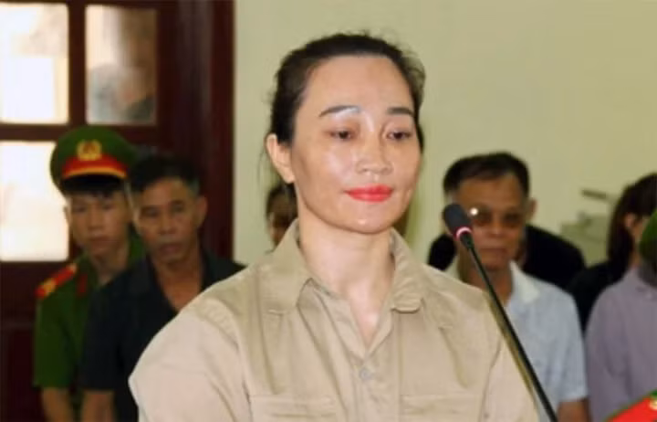 Cô đồng Trương Thị Hương bị HĐXX tuyên phạt 7 năm 3 tháng tù về tội Lừa đảo chiếm đoạt tài sản.