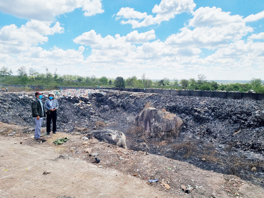 Ông N.H.P. trao đổi với phóng viên về tình trạng rác tại bãi rác hay bị đốt vào mùa khô. Ảnh: Nhật Hào