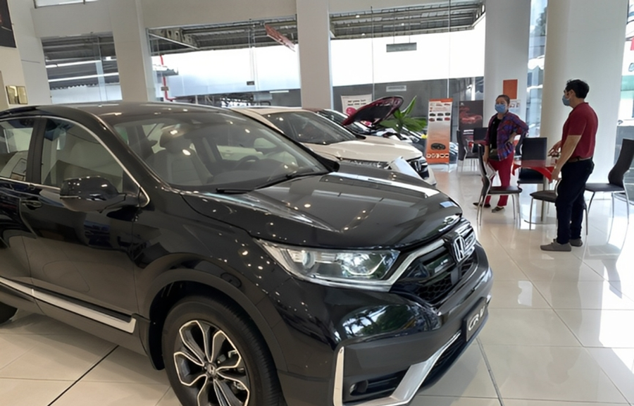 Các nhân viên đại lý xe cho biết ghi nhận đã có lượng khách hàng đến showroom xem và đặt cọc xe đáng kể từ khi có thông tin được giảm lệ phí trước bạ. (Ảnh: PV/Vietnam+) Các nhân viên đại lý xe cho biết ghi nhận đã có lượng khách hàng đến showroom xem và đặt cọc xe đáng kể từ khi có thông tin được giảm lệ phí trước bạ. (Ảnh: PV/Vietnam+)