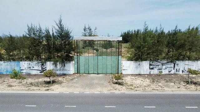 Cổng vào dự án khu du lịch Phương Mai Bay thường xuyên đóng. ẢNH: THANH QUÂN Cổng vào dự án khu du lịch Phương Mai Bay thường xuyên đóng. ẢNH: THANH QUÂN