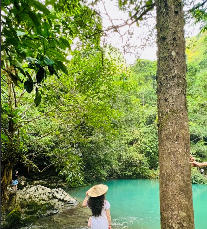 Suối Lênin có màu nước xanh ngọc bích. Suối Lênin có màu nước xanh ngọc bích.