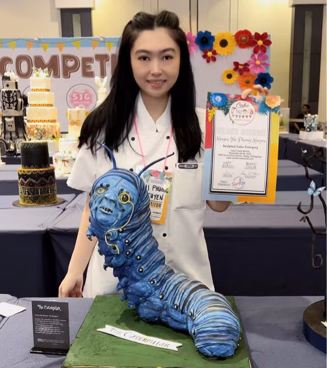 Phương Nguyên và chiếc bánh đạt giải thưởng.Ảnh: NVCC