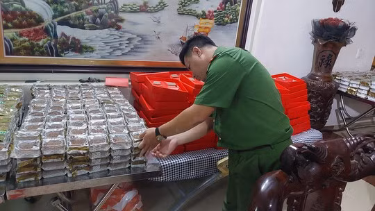 Lô hàng gồm gần 1.500 chiếc bánh trung thu sắp phù phép từ không rõ nguồn gốc sang bánh có thương hiệu để tuồn ra thị trường