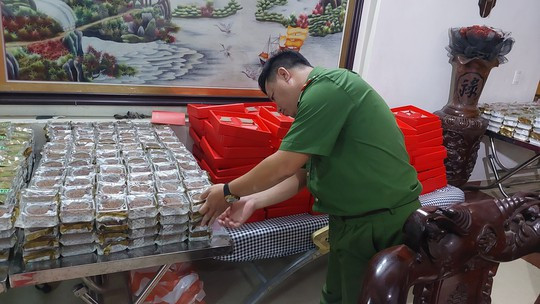 Lô hàng gồm gần 1.500 chiếc bánh trung thu sắp phù phép từ không rõ nguồn gốc sang bánh có thương hiệu để tuồn ra thị trường