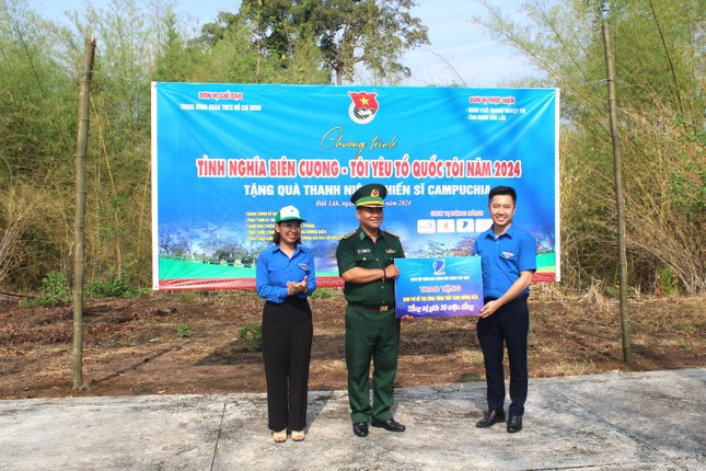 Trao tặng bảng tượng trưng hỗ trợ công trình Thắp sáng đường biên. Trao tặng bảng tượng trưng hỗ trợ công trình Thắp sáng đường biên.