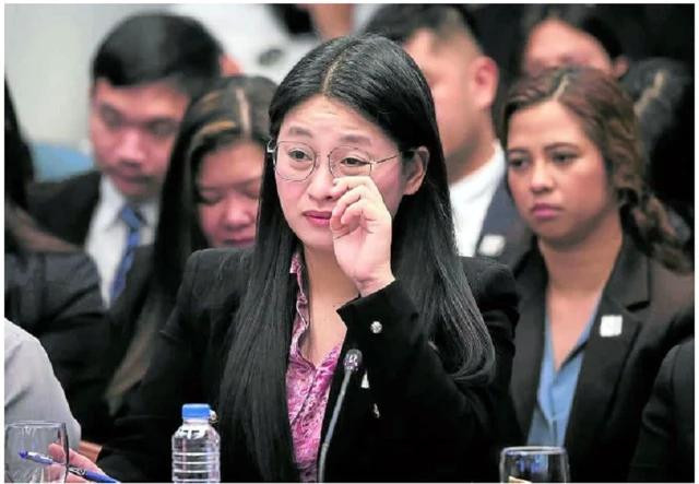 Bà Alice Guo hiện đã bị đình chỉ chức vụ trong lúc cuộc điều tra đang diễn ra. Chụp màn hình Newsinfo.inquirer.net Bà Alice Guo hiện đã bị đình chỉ chức vụ trong lúc cuộc điều tra đang diễn ra. Chụp màn hình Newsinfo.inquirer.net