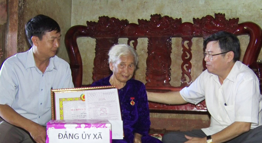 Bí thư Huyện ủy Đức Cơ Phạm Văn Cường ( bìa phải) trao Huy hiệu Đảng cho đảng viên Rơ Mah H'Bluih. Ảnh: Lê Văn Châu Bí thư Huyện ủy Đức Cơ Phạm Văn Cường ( bìa phải) trao Huy hiệu Đảng cho đảng viên Rơ Mah H'Bluih. Ảnh: Lê Văn Châu