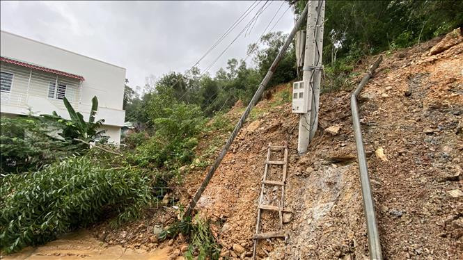 Sạt lở đất đá trên núi Bà Hỏa xuống khu dân cư thuộc khu vực 1, phường Đống Đa (thành phố Quy Nhơn). Ảnh tư liệu: Tường Quân/TTXVN Sạt lở đất đá trên núi Bà Hỏa xuống khu dân cư thuộc khu vực 1, phường Đống Đa (thành phố Quy Nhơn). Ảnh tư liệu: Tường Quân/TTXVN