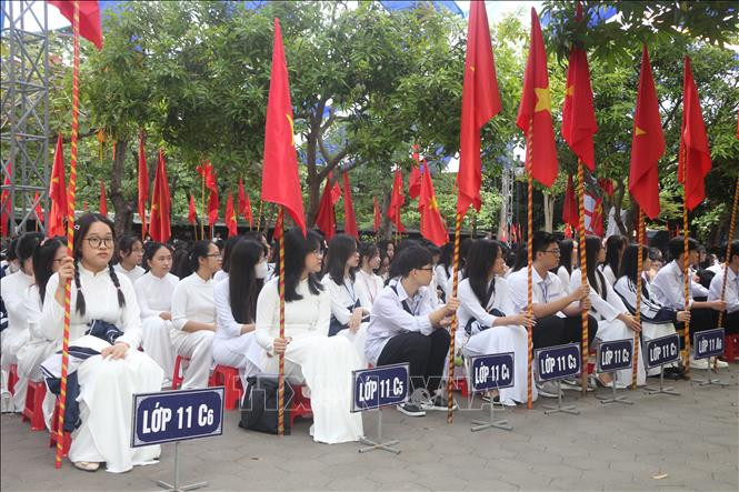 Lễ Khai giảng tại Trường THPT chuyên Phan Bội Châu (Nghệ An). Ảnh: Bích Huệ/TTXVN Lễ Khai giảng tại Trường THPT chuyên Phan Bội Châu (Nghệ An). Ảnh: Bích Huệ/TTXVN