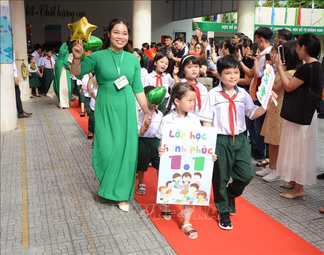 Đón học sinh lớp 1 tại trường Đức Trí (quận Hải Châu, thành phố Đà Nẵng). Ảnh: Văn Dũng/TTXVN Đón học sinh lớp 1 tại trường Đức Trí (quận Hải Châu, thành phố Đà Nẵng). Ảnh: Văn Dũng/TTXVN