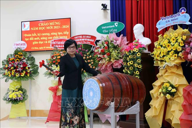 Nhà giáo ưu tú Đoàn Thị Bẩy, nguyên Phó Giám đốc Sở Giáo dục và Đào tạo tỉnh Cà Mau đánh trống khai giảng năm học mới tại Trường THPT Chuyên Phan Ngọc Hiển. Ảnh: Kim Há/TTXVN Nhà giáo ưu tú Đoàn Thị Bẩy, nguyên Phó Giám đốc Sở Giáo dục và Đào tạo tỉnh Cà Mau đánh trống khai giảng năm học mới tại Trường THPT Chuyên Phan Ngọc Hiển. Ảnh: Kim Há/TTXVN