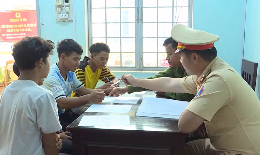 Cán bộ Công an huyện Mang Yang gọi hỏi, răn đe thanh-thiếu niên người DTTS thường xuyên vi phạm trật tự an toàn giao thông. Ảnh: T.D