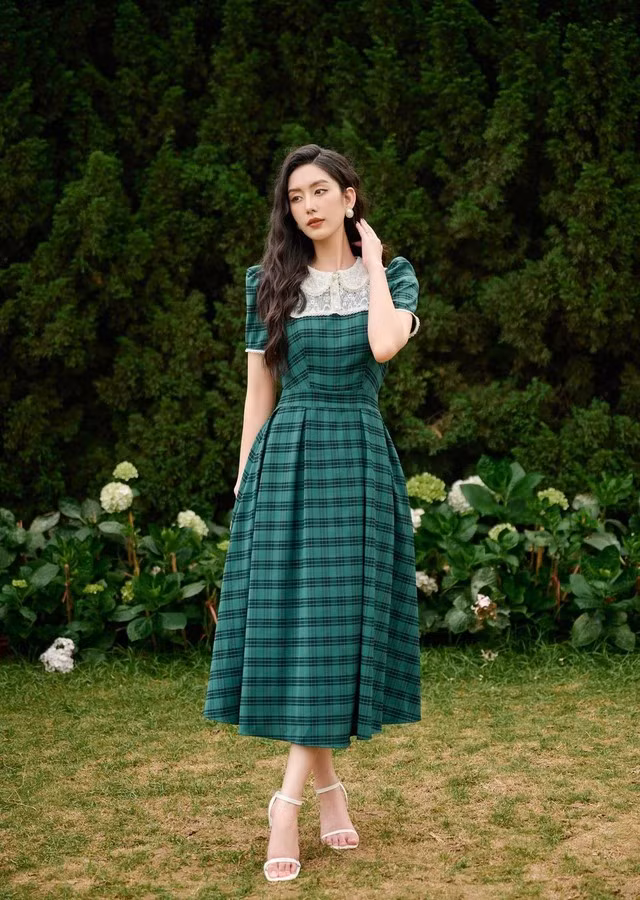 Trên nền chất liệu vải cao cấp cùng điểm nhấn cổ sen phối ren kiêu sa và họa tiết kẻ ca rô cổ điển. Đây sẽ là một lựa chọn hoàn hảo để nàng diện đến văn phòng và bắt đầu một tuần làm việc hiệu quả.