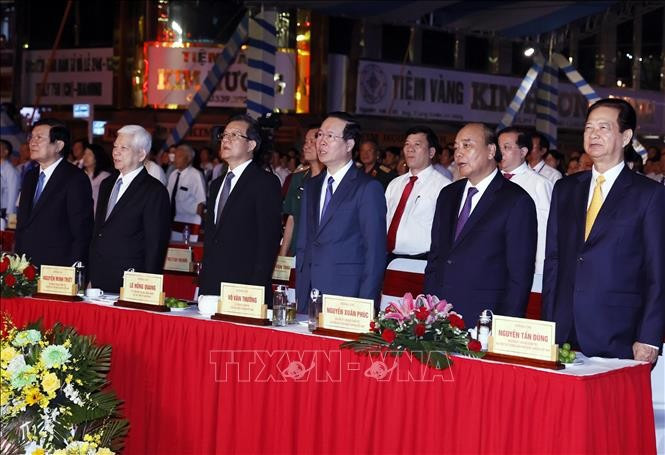 Chủ tịch nước Võ Văn Thưởng và các đồng chí lãnh đạo, nguyên lãnh đạo Đảng, Nhà nước cùng các đại biểu thực hiện nghi thức chào cờ. Ảnh: TTXVN Chủ tịch nước Võ Văn Thưởng và các đồng chí lãnh đạo, nguyên lãnh đạo Đảng, Nhà nước cùng các đại biểu thực hiện nghi thức chào cờ. Ảnh: TTXVN