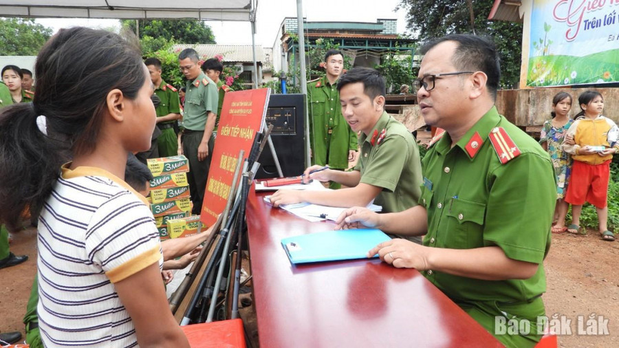 Người dân đến giao nộp vũ khí, vật liệu nổ. Người dân đến giao nộp vũ khí, vật liệu nổ.