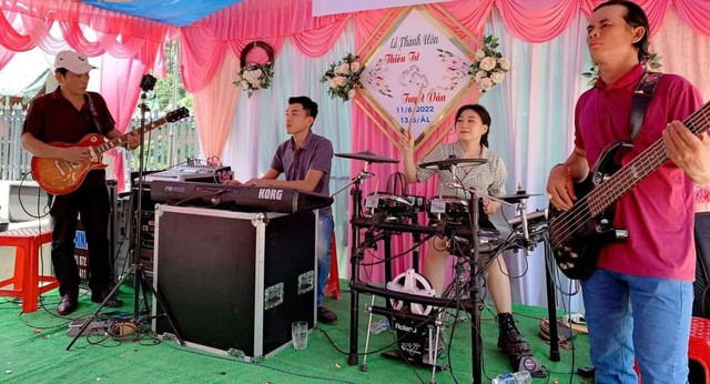 Ni Ni chơi trống trong ban nhạc đám cưới Ni Ni chơi trống trong ban nhạc đám cưới