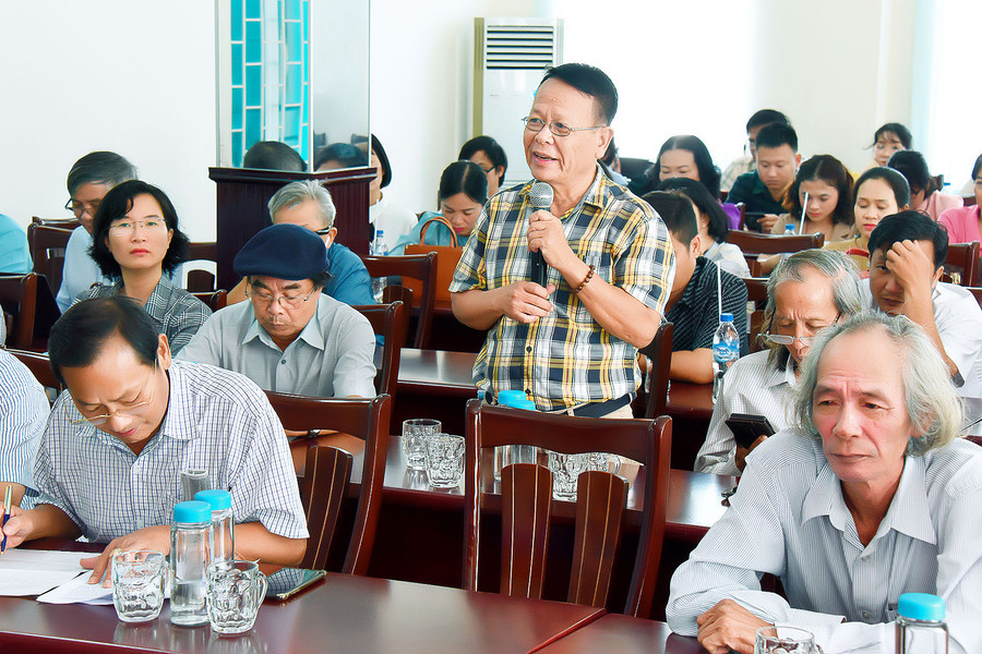 Nhà báo Bùi Quang Vinh-nguyên Biên tập viên Báo Gia Lai: "Để phát triển hơn nữa, Báo cũng nên có thêm nhiều tuyến bài phản ánh mặt trái của đời sống xã hội, đáp ứng nhu cầu thông tin của độc giả...". Ảnh: Đức Thụy Nhà báo Bùi Quang Vinh-nguyên Biên tập viên Báo Gia Lai: "Để phát triển hơn nữa, Báo cũng nên có thêm nhiều tuyến bài phản ánh mặt trái của đời sống xã hội, đáp ứng nhu cầu thông tin của độc giả...". Ảnh: Đức Thụy