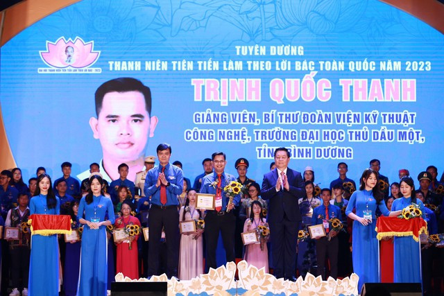 Tuyên dương 420 thanh niên tiên tiến làm theo lời Bác toàn quốc - Ảnh 1. Ông Nguyễn Trọng Nghĩa và anh Bùi Quang Huy trao chứng nhận cho đại biểu. Ảnh: NGỌC THẮNG