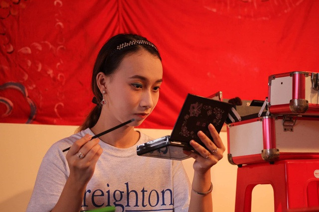 Diễm Hằng trang điểm trước buổi diễn. Ảnh: NVCC Diễm Hằng trang điểm trước buổi diễn. Ảnh: NVCC