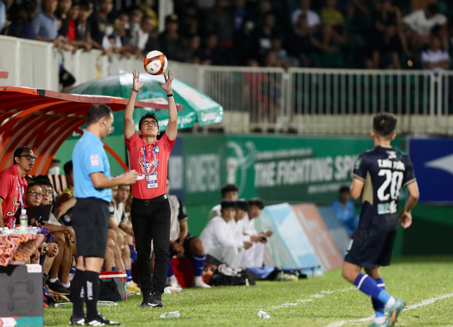 HLV Kiatisak sẽ điều chỉnh cách chơi cho CLB HAGL từ giai đoạn 2. Ảnh: Minh Trần