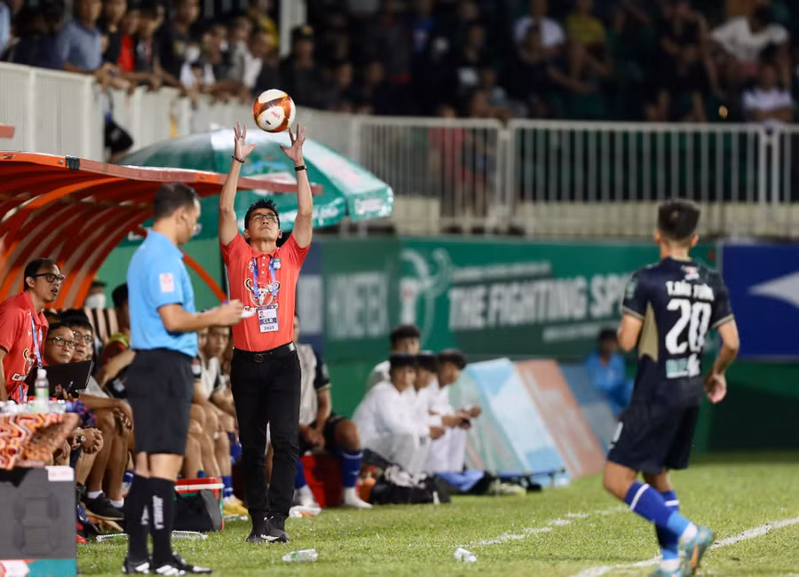 HLV Kiatisak sẽ điều chỉnh cách chơi cho CLB HAGL từ giai đoạn 2. Ảnh: Minh Trần