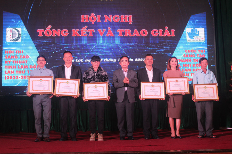 Tặng Bằng khen của Hội Nông dân tỉnh cho các hội viên nông dân xuất sắc đoạt giải Hội thi