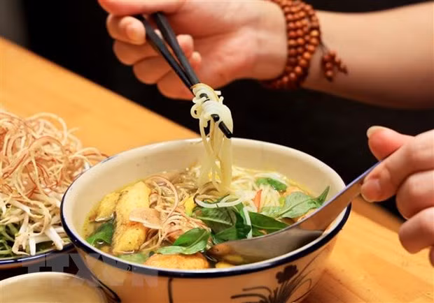 Bún cá miền Tây hấp dẫn với hương thơm đặc trưng của gia vị củ cà chơi (ngải bún). (Ảnh: Hồng Đạt/TTXVN)