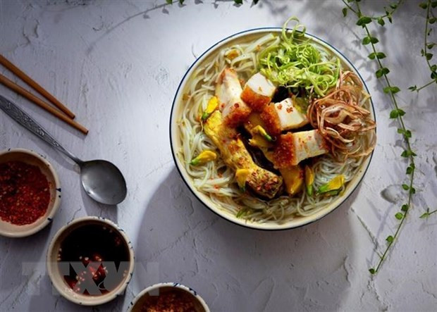 Bún cá cà chơi ăn kèm với thịt heo quay béo ngậy. (Ảnh: Hồng Đạt/TTXVN) Bún cá cà chơi ăn kèm với thịt heo quay béo ngậy. (Ảnh: Hồng Đạt/TTXVN)