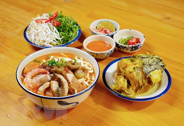 Bún cá Châu Đốc được ăn kèm với rau sống, chanh, ớt,… (Ảnh: Hồng Đạt/TTXVN) Bún cá Châu Đốc được ăn kèm với rau sống, chanh, ớt,… (Ảnh: Hồng Đạt/TTXVN)