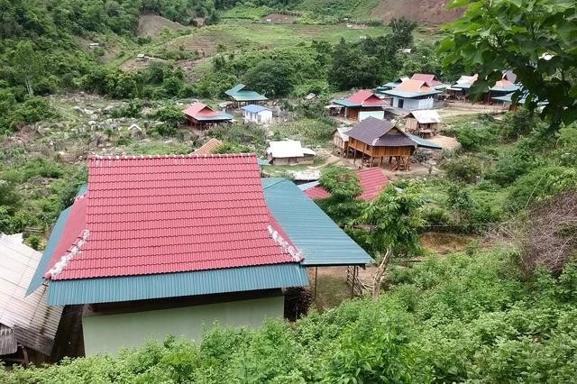 Một góc bản Bình Sơn 2, xã Tà Cạ, H.Kỳ Sơn. Ảnh K.HOAN Một góc bản Bình Sơn 2, xã Tà Cạ, H.Kỳ Sơn. Ảnh K.HOAN