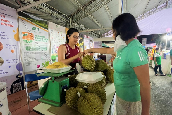Sầu riêng được bán 120.000 đồng/kg tại Hội chợ khuyến mãi Shopping Season 2023. ẢNH: TÚ UYÊN