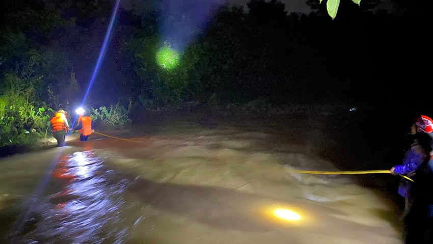 Lực lượng tìm kiếm cứu nạn đang tìm kiếm thi thể bà Nguyễn Thị Tại. Ảnh: PP Lực lượng tìm kiếm cứu nạn đang tìm kiếm thi thể bà Nguyễn Thị Tại. Ảnh: PP