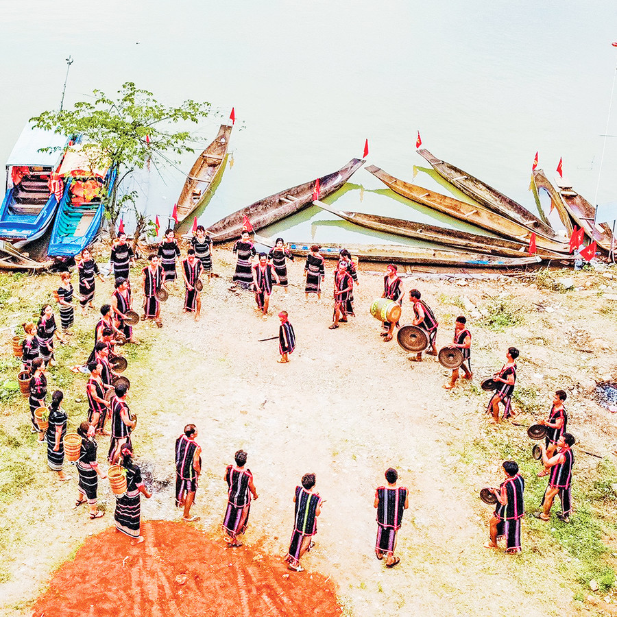 Các nghệ nhân trình diễn tại Hội đua thuyền độc mộc và liên hoan cồng chiêng huyện Ia Grai năm 2022. Ảnh: Nguyễn Xuân Hà